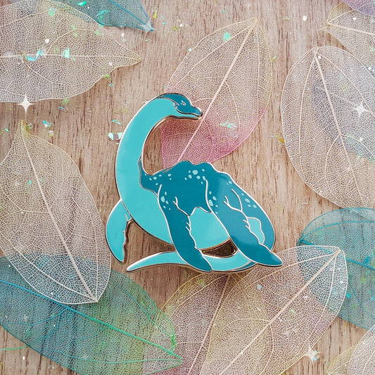 Pin de esmalte duro Nessie | Regalo divertido Pin de solapa Bestia Fantasía Monstruo del Lago Ness