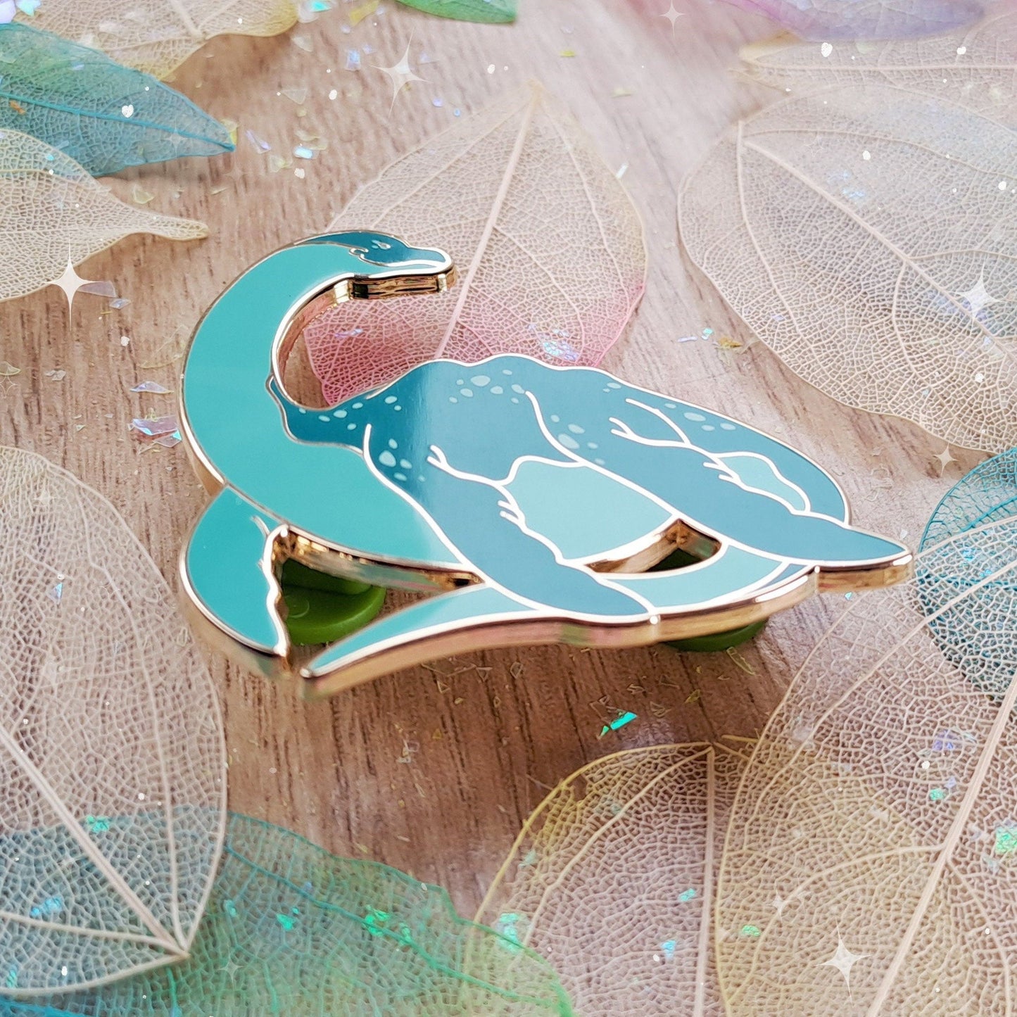 Pin de esmalte duro Nessie | Regalo divertido Pin de solapa Bestia Fantasía Monstruo del Lago Ness