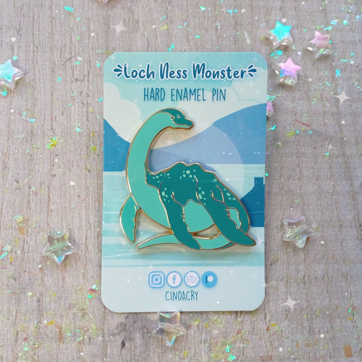 Pin de esmalte duro Nessie | Regalo divertido Pin de solapa Bestia Fantasía Monstruo del Lago Ness