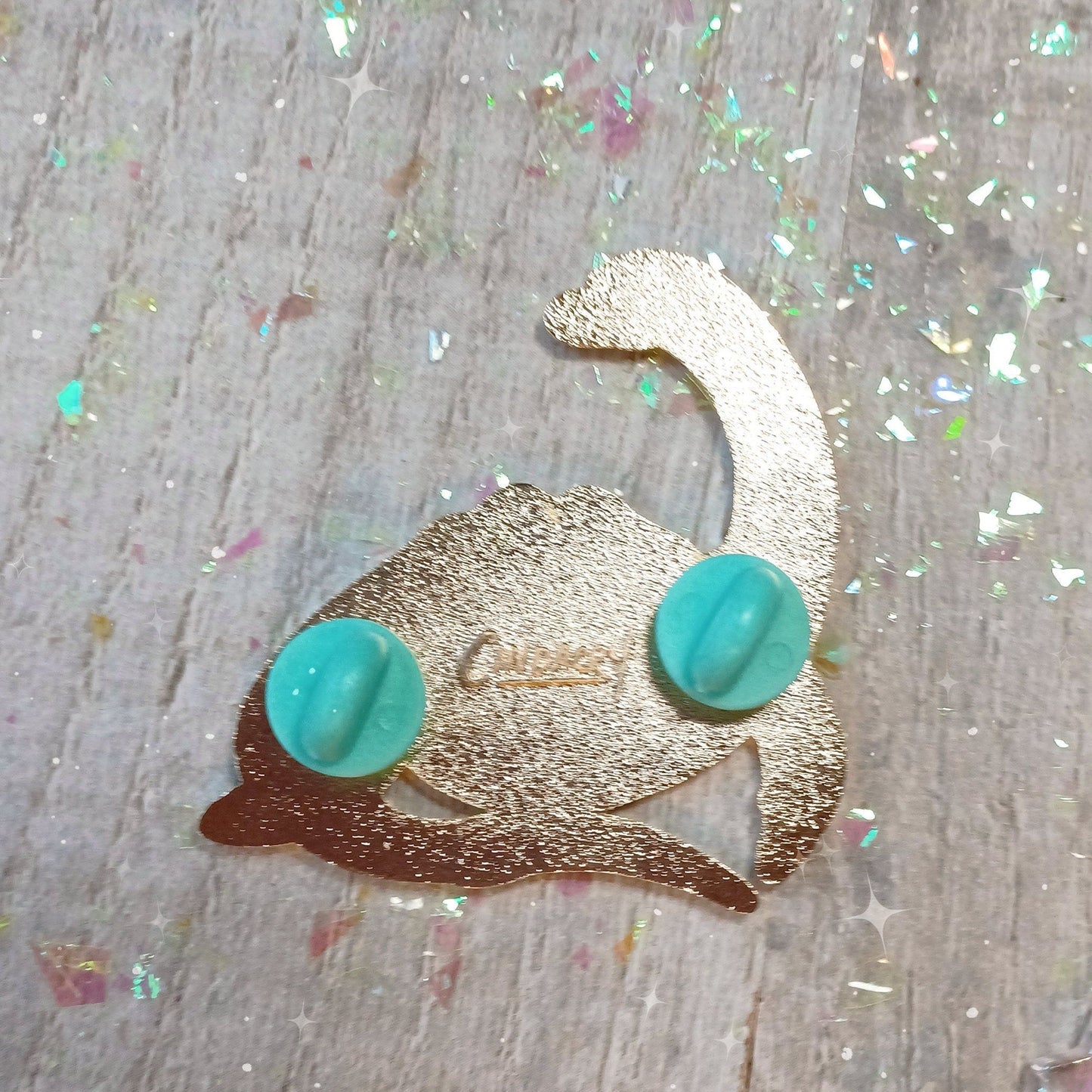 Pin de esmalte duro Nessie | Regalo divertido Pin de solapa Bestia Fantasía Monstruo del Lago Ness