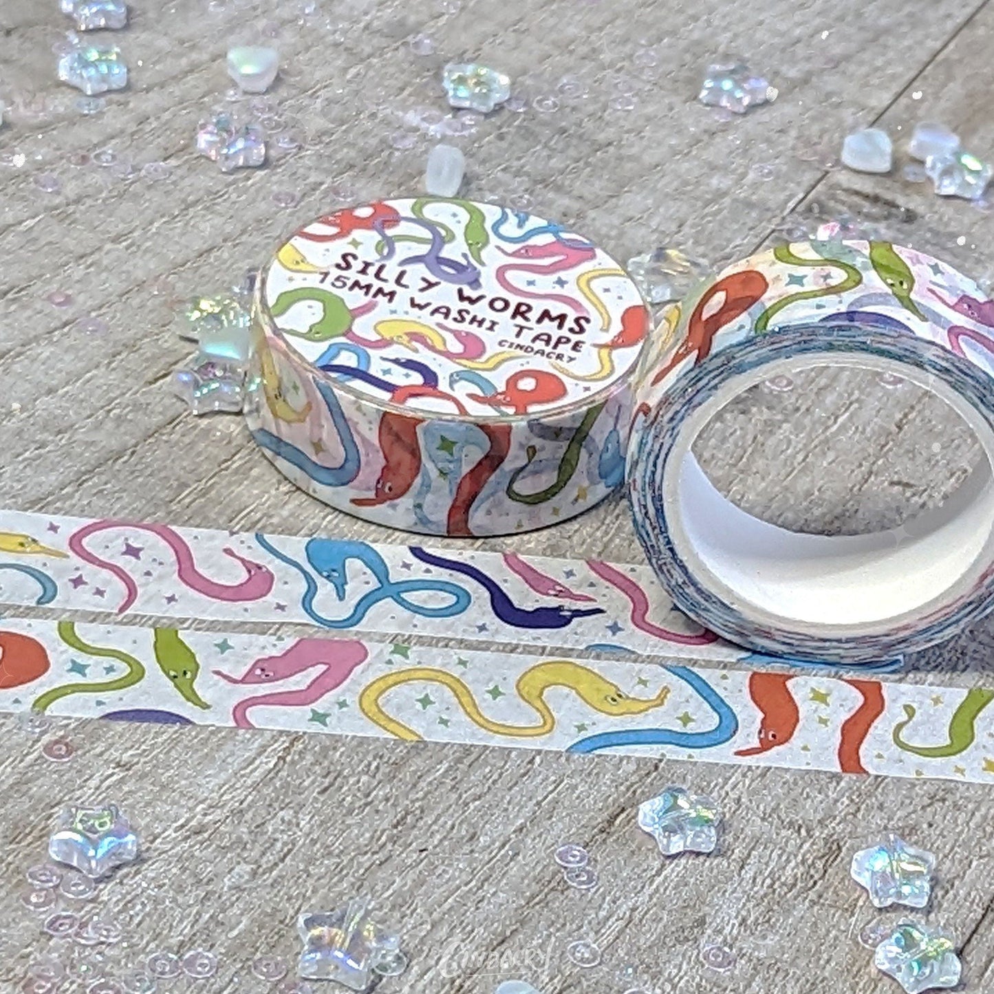 Gusanos de cinta washi en una cuerda