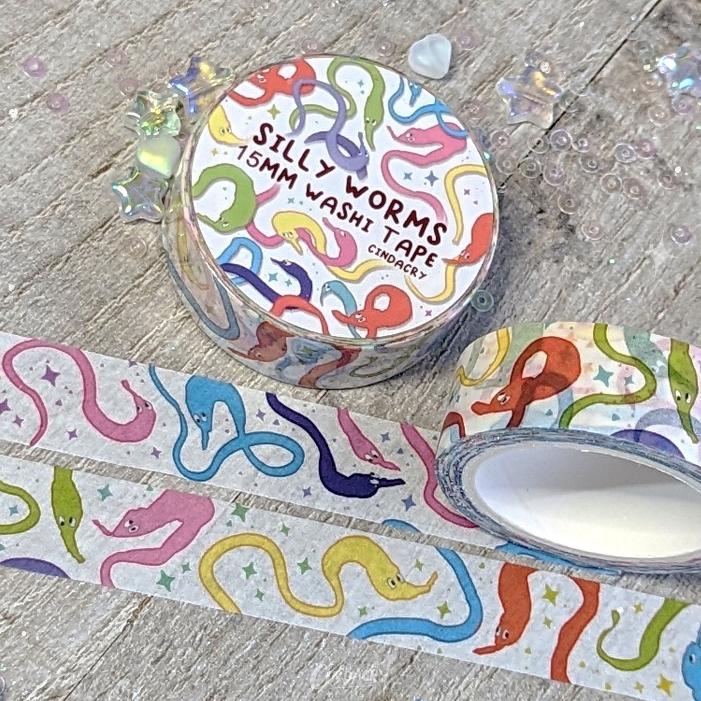 Gusanos de cinta washi en una cuerda