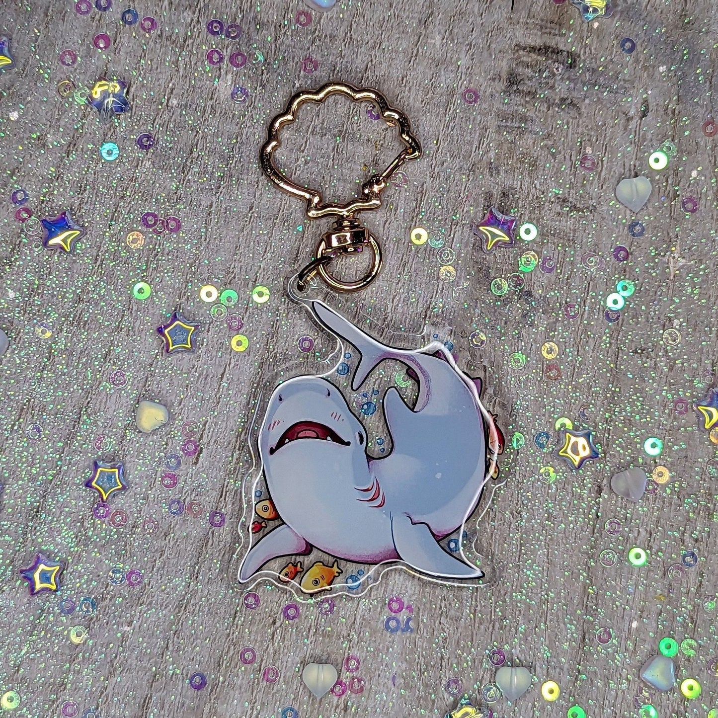 Porte-clés en acrylique avec breloque requin heureux | Double face Great White