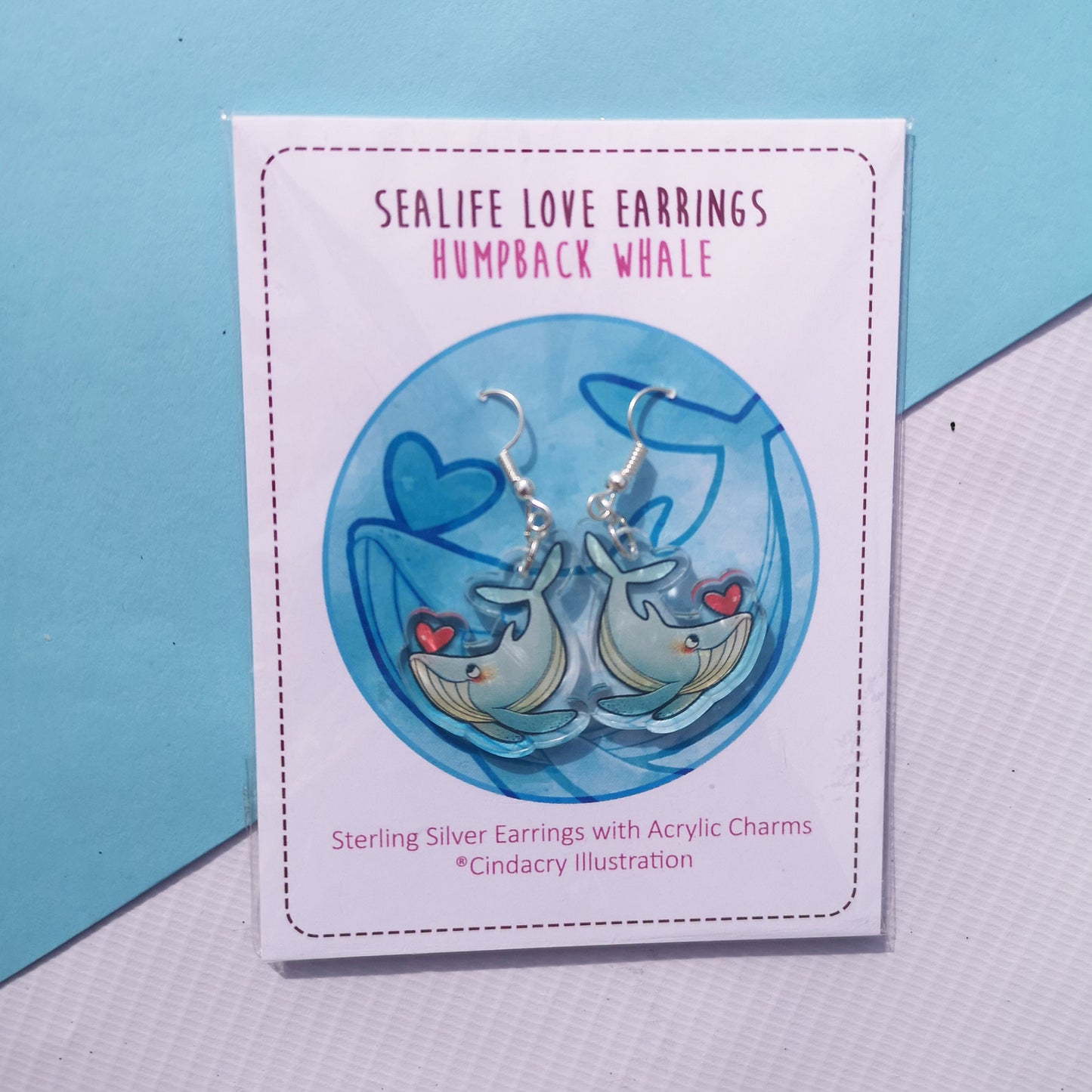 Pendientes acrílicos con dije de ballena jorobada