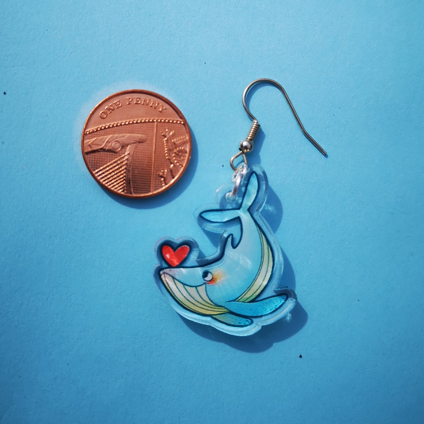 Pendientes acrílicos con dije de ballena jorobada