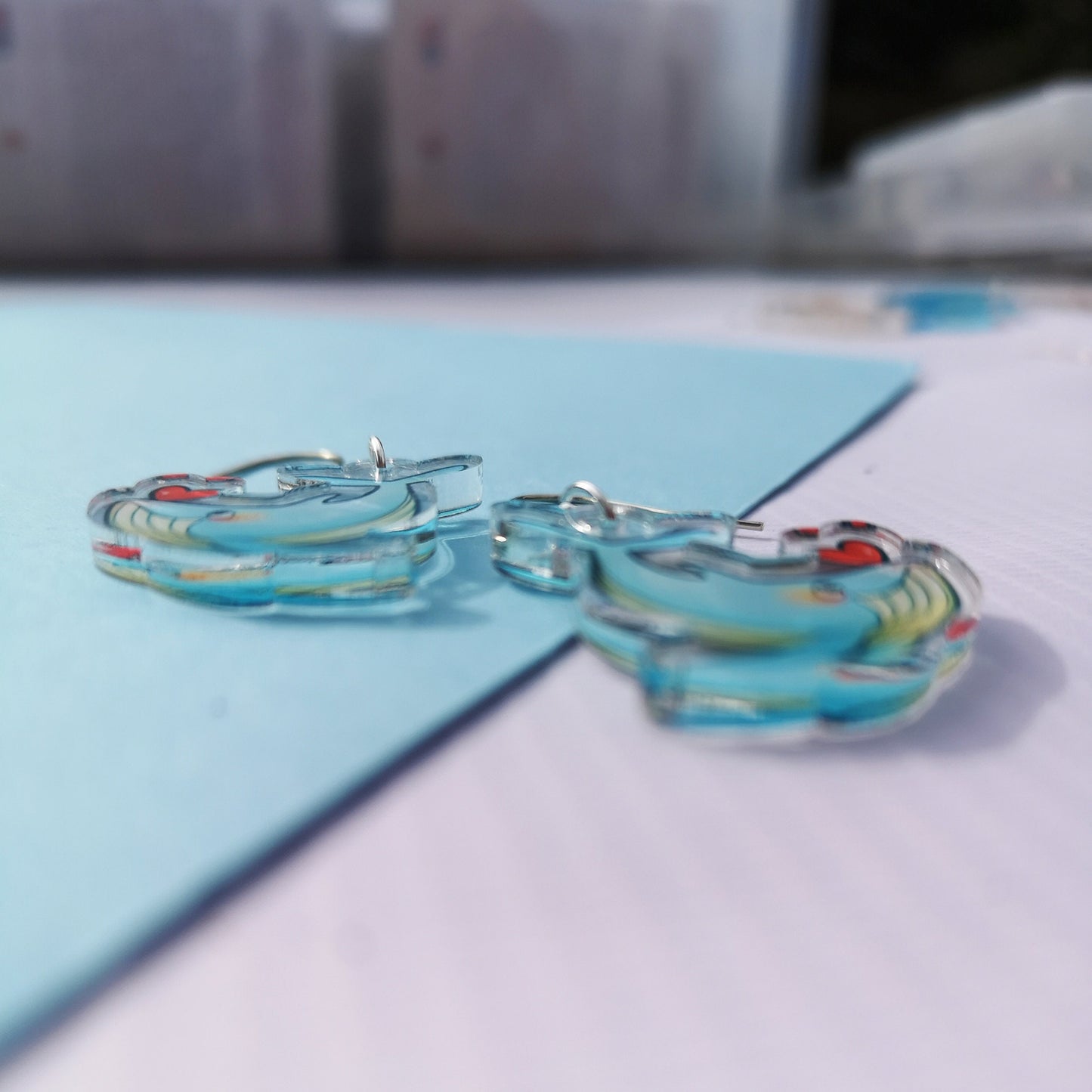 Pendientes acrílicos con dije de ballena jorobada