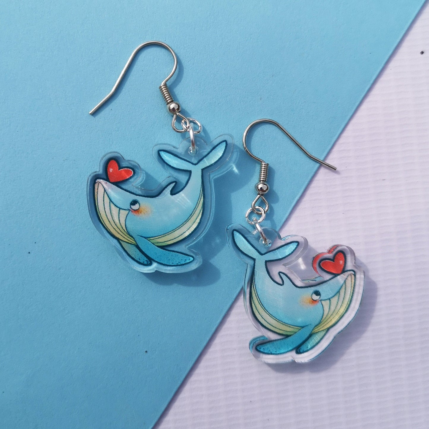 Pendientes acrílicos con dije de ballena jorobada