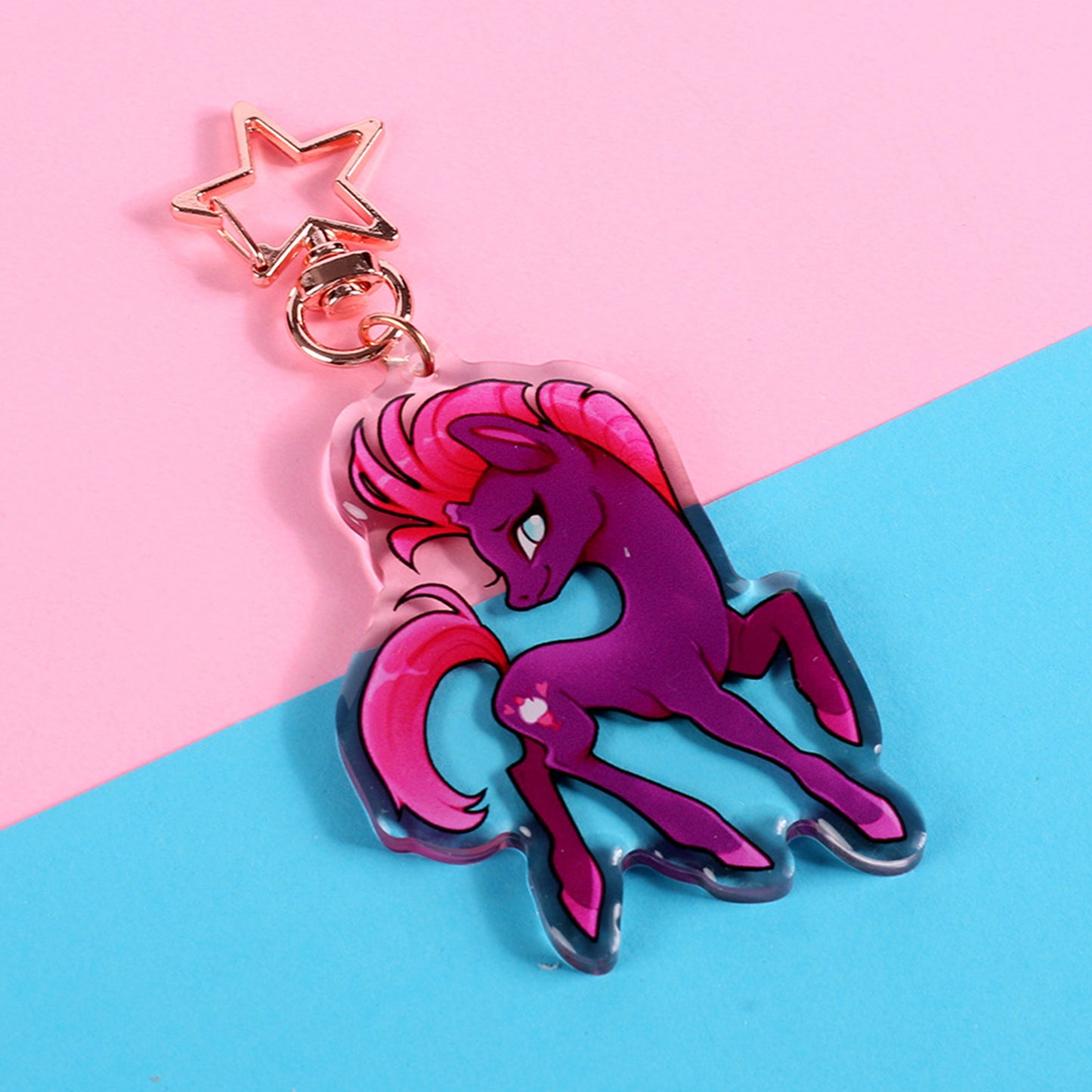 Charm de pony con forma de baya y fuegos artificiales