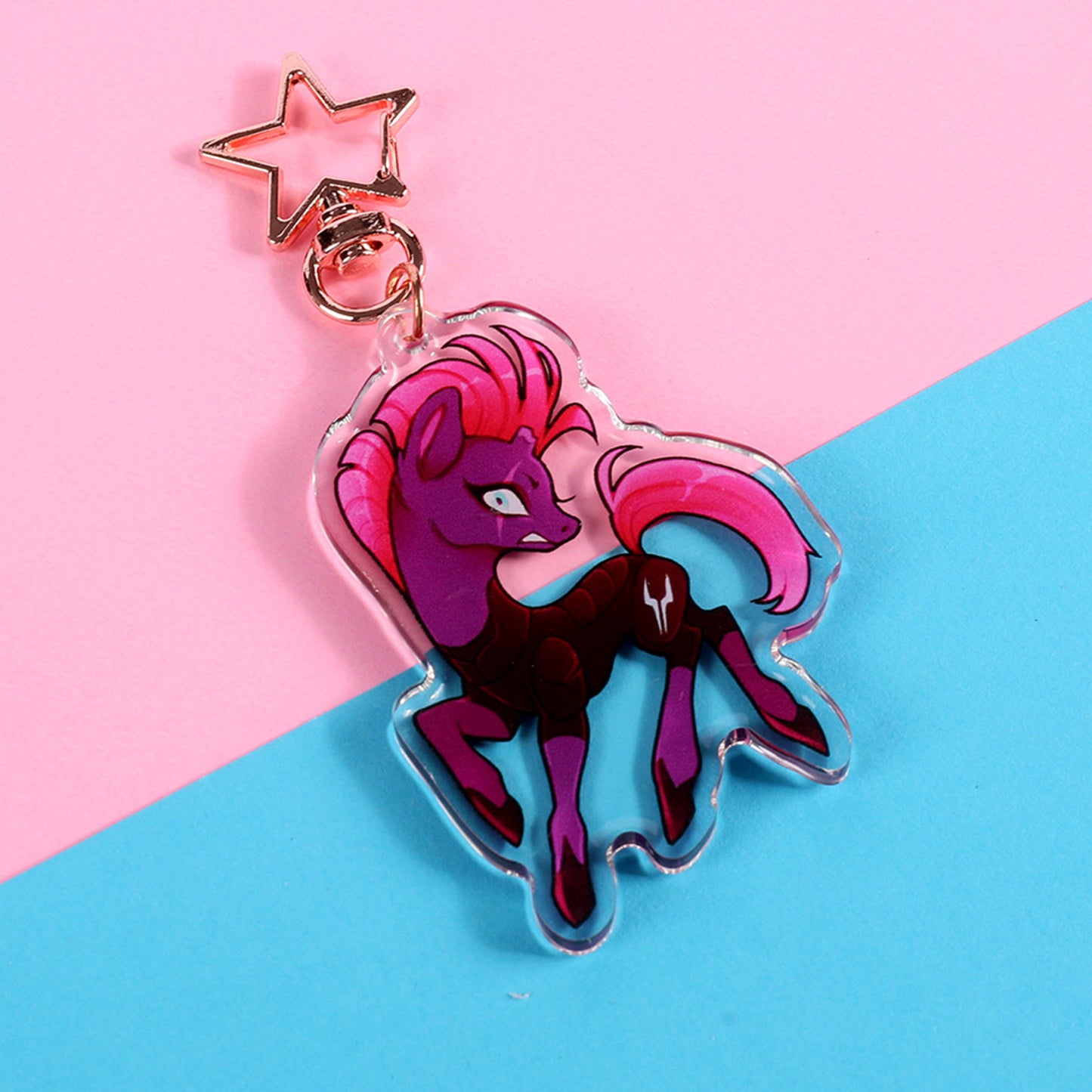 Charm de pony con forma de baya y fuegos artificiales