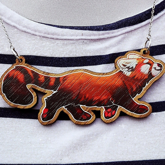 Collier en bois représentant un panda roux