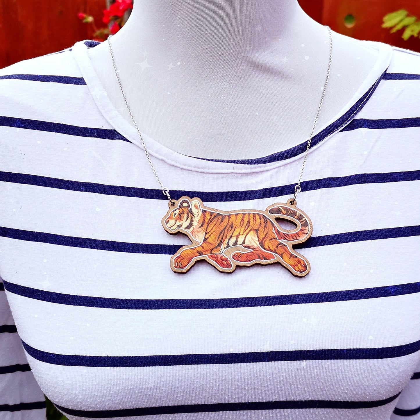 Collar de madera con diseño de tigre