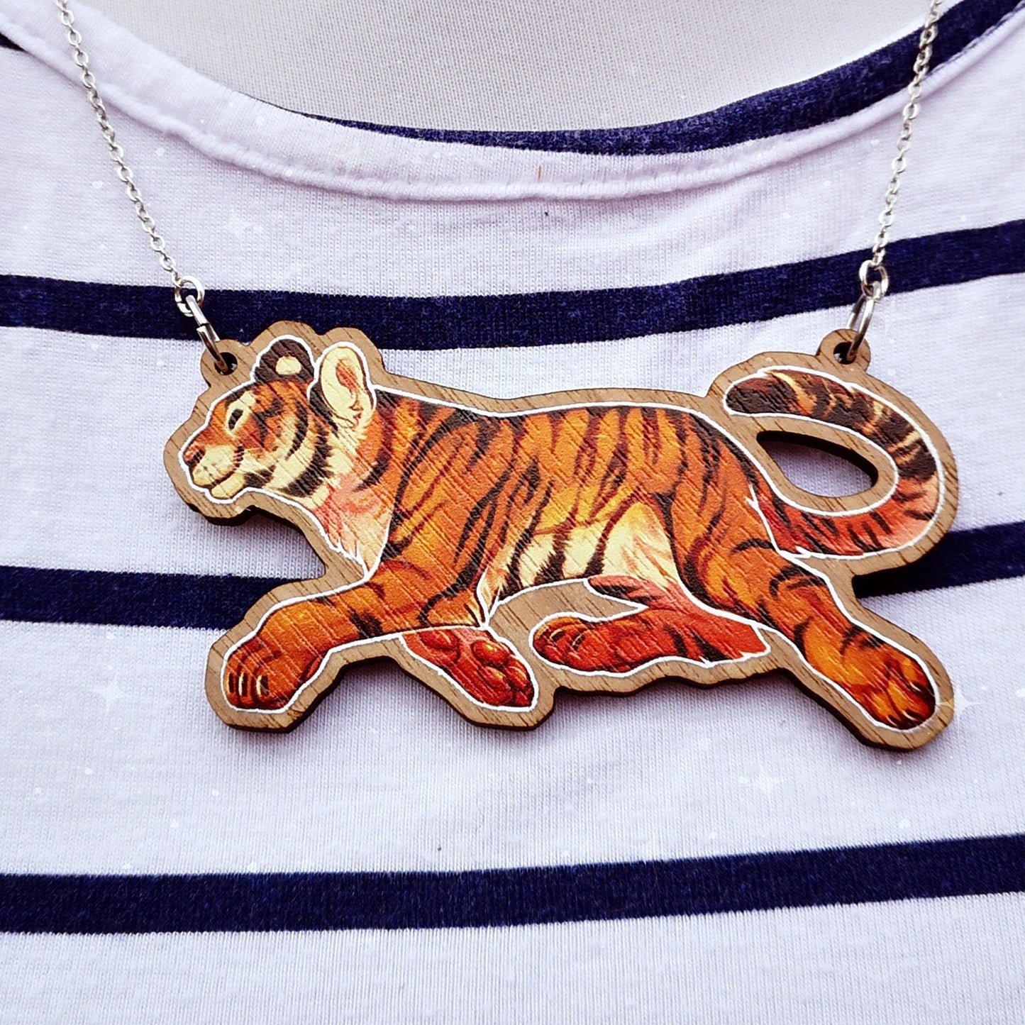 Collier en bois avec motif tigre